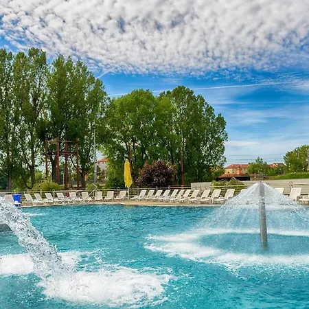 Aquacity Riverside 3* بوبراد