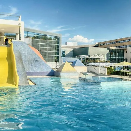 Aquacity Riverside מלון
