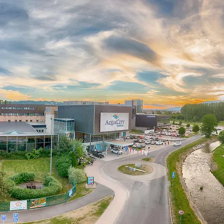 Aquacity Riverside מלון פופראד